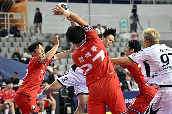 사진 신한 SOL페이 23-24 핸드볼 H리그 남자부 1라운드 인천도시공사와 하남시청의 경기 모습, 한국핸드볼연맹