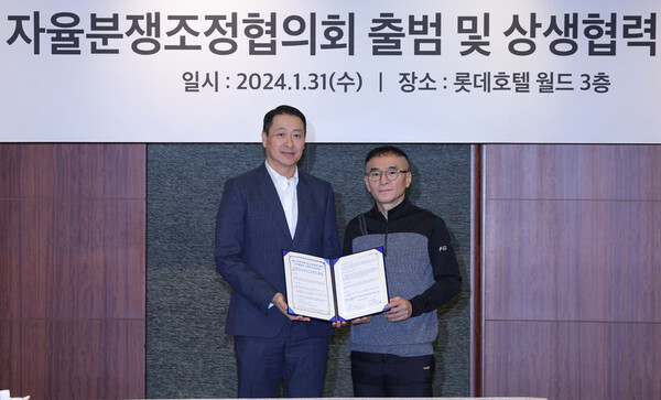 사진제공=bhc / 송호섭 bhc그룹 대표(좌측)와 이영문 bhc치킨 가맹점협의회 대표(우측)가 상생협약을 체결한 후 기념촬영을 하고 있다.