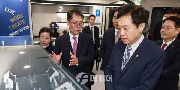 김주현 금융위원장(오른쪽)이 2월 1일 서울 'IBK창공 구로'에서 김성태 기업은행장(왼쪽에서 두 번째)의 설명을 듣고 있다. / 사진제공=IBK기업은행