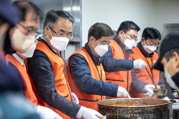 사진제공=호반그룹 / 호반그룹 임직원이 떡국 나눔 활동 모습