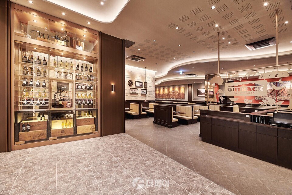 bhc 아웃백 스테이크하우스 수원스타필드점 내부 모습 / 사진제공=bhc 아웃백 스테이크하우스