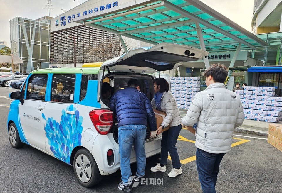 2월 2일 구립서초노인요양센터에서 진행된 '하이트진로 설명절 이웃사랑 나눔행사' 봉사에 참여한 임직원들이 사회복지기관 차량에 명절음식을 싣고있다. / 사진제공=하이트진로