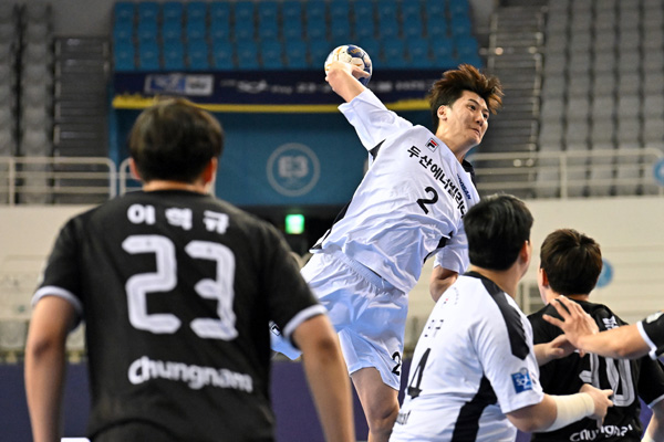 사진 신한 SOL페이 23-24 핸드볼 H리그 남자부 3라운드 충남도청과의 경기에서 두산의 정의경이 슛을 시도하고 있다. 한국핸드볼연맹