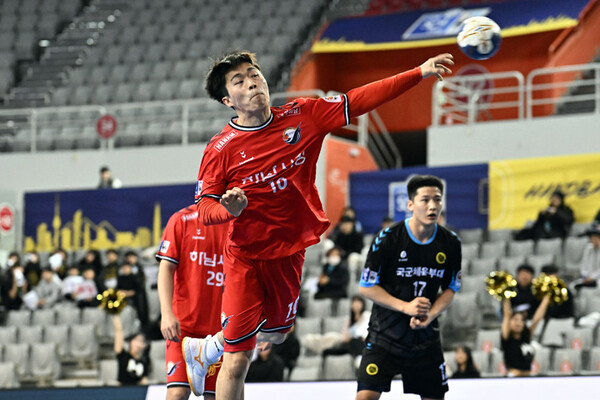 사진 신한 SOL페이 23-24 핸드볼 H리그 남자부 3라운드 상무피닉스와의 경기에서 슛을 날리고 있는 하남시청 유찬민, 한국핸드볼연맹