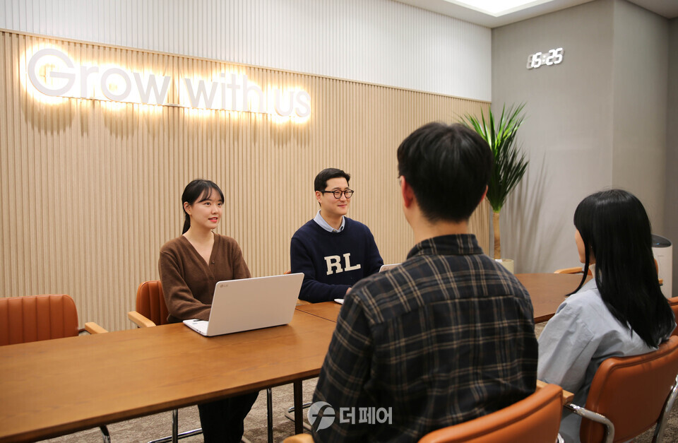 GS25 그롱면접관들이 실무진 면접을 보고 있는 연출 장면 / 사진제공=GS25