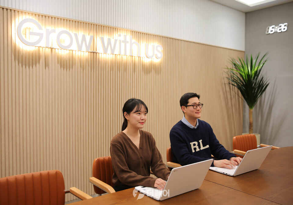 GS25 그롱면접관들이 실무진 면접을 보고 있는 연출 장면 / 사진제공=GS25