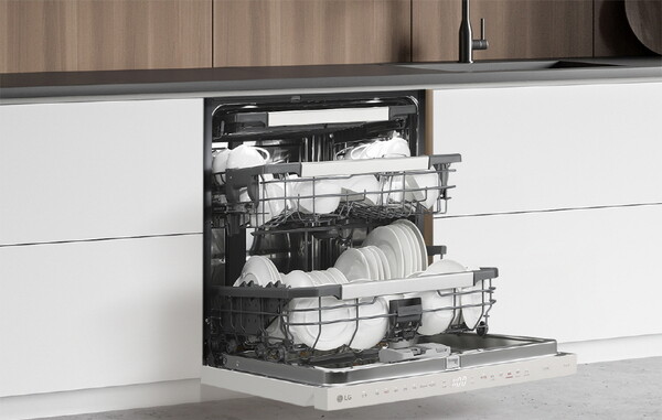 사진제공=LG전자 / LG 디오스 식기세척기 신제품에 식기가 적재된 모습