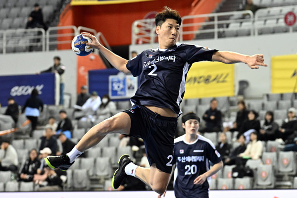 사진 신한 SOL페이 23-24 핸드볼 H리그 남자부 3라운드 상무피닉스와의 경기에서 두산 정의경이 슛을 시도하고 있다. 한국핸드볼연맹