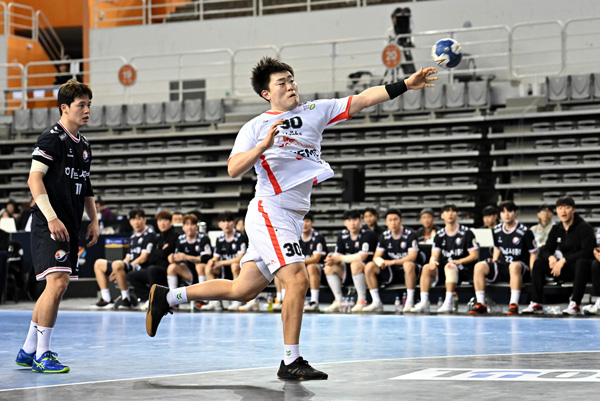 사진 신한 SOL페이 23-24 핸드볼 H리그 남자부 3라운드 하남시청과의 경기에서 SK호크스 연민모가 슛을 시도하고 있다. 한국핸드볼연맹
