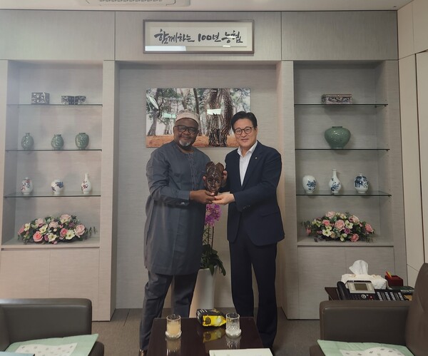 사진제공=농협 / 15일 서울 중구 농협중앙회 본관에서 '파견근무 성과발표회' 후 열린 환송식에서 티모시 엔탐 와인딤 국장(왼쪽)이 이재식 농협중앙회 부회장(오른쪽)에게 카메룬 전통공예품을 전달했다.