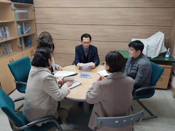 사진제공=충주시 / 충주시 통합사례괸리사 업무 모습