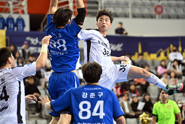 사진 신한 SOL페이 23-24 핸드볼 H리그 남자부 3라운드 인천도시공사와의 대결에서 두산 김지운이 수비를 앞에두고 슛을 시도하기 위해 뛰어 올랐다, 한국핸드볼연맹