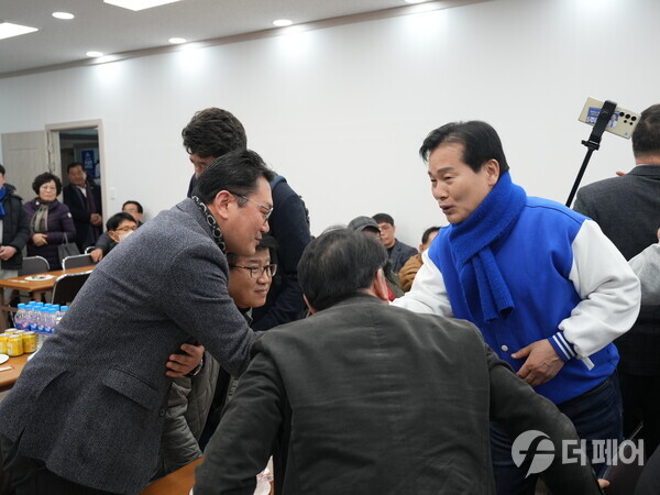 17일 주철현 국회의원의 선거사무소 개소식이 열린 가운데 주철현 의원(오른쪽 파란 점퍼)이 개소식에 방문한 시민과 인사를 나누고 있다. 주철현 의원실 제공