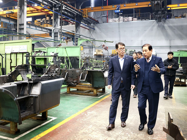 사진제공=IBK기업은행 / 20일 김성태 IBK기업은행장(왼쪽)이 남동국가산업단지에 위치한 우진이엔지를 방문해 서정범 대표(오른쪽)로부터 작업공정에 관한 설명을 듣고 있는 모습