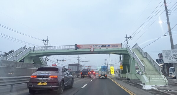 사진제공=충주시 / 충주시 육교 2곳에 공공용 현수막 게시시설 설치 모습