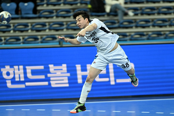 사진 신한 SOL페이 23-24 핸드볼 H리그 남자부 3라운드 SK호크스와의 경기에서 슛을 날리고 있는 두산의 김지운, 한국핸드볼연맹