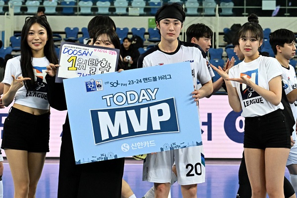 사진 신한 SOL페이 23-24 핸드볼 H리그 남자부 3라운드 SK호크스와의 경기에서 MVP로 선정된 두산의 하무경, 한국핸드볼연맹