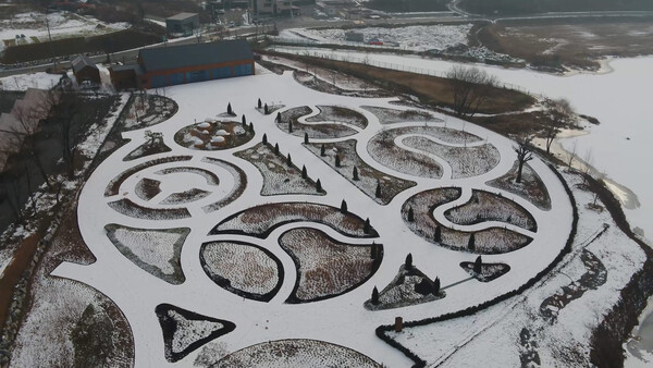 사진제공=충주시 / 드론으로 촬영한 달숯정원 사진