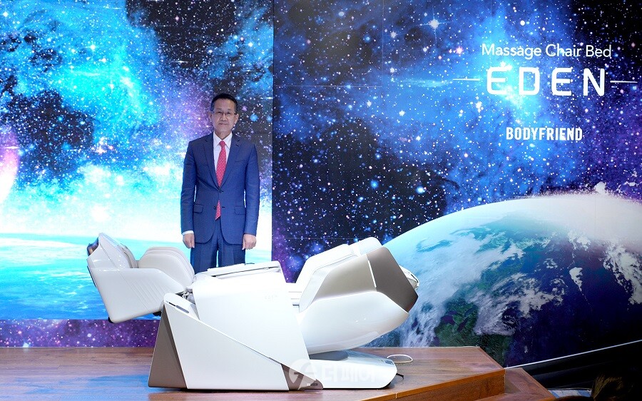 바디프랜드 지성규 총괄부회장이 마사지 체어베드 '에덴' 앞에서 포즈를 취하고 있다. / 사진제공=바디프랜드