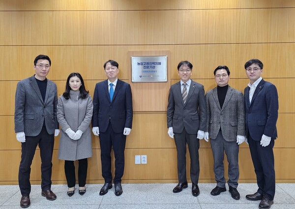 사진제공=농협 / 23일 서울 중구 농협중앙회 본관에서 이광일 농촌지원부장(오른쪽 세번째), 홍인기 농식품부 농업경영정책과장(오른쪽 네번째) 등이 참석해 '농업고용인력지원전문기관' 현판식을 진행했다.