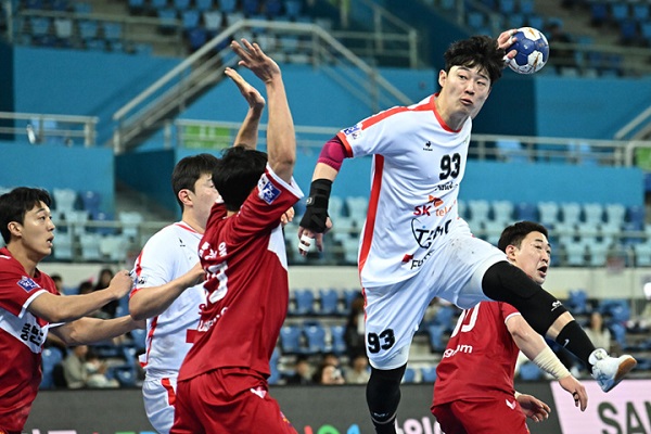 사진 신한 SOL페이 23-24 핸드볼 H리그 남자부 3라운드 충남도청과의 경기에서 SK호크스 하태현이 슛을 날리기 위해 날아 올랐다, 한국핸드볼연맹