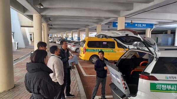 사진제공=의정부시시설관리공단 /  특장차량 체험탑승 구조 및 성능을 확인하는 관계자들