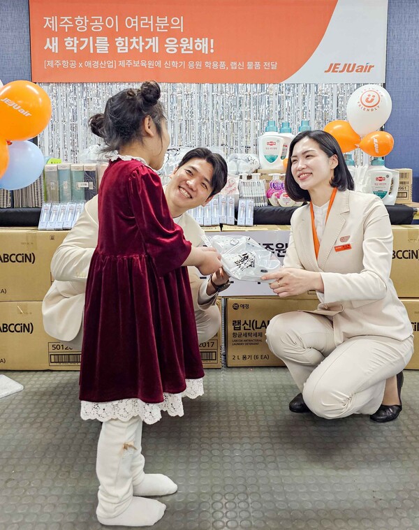사진제공=제주항공 /제주항공 객실승무원들이 지난 26일 오후 제주시에 위치한 제주보육원 학생들에게 새 학기 선물과 풍선 꽃다발을 전달하고 있다.