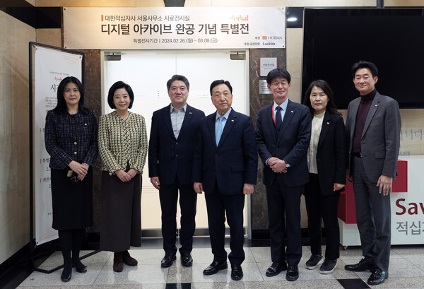 사진제공=호반그룹 / 호반건설, 대한적십자사 사료전시실 ‘디지털 아카이브’ 구축 지원 기념 사진(사진 왼쪽에서 두 번째부터 대한적십자사 정채영 부회장, 호반그룹 김세준 전무, 대한적십자사 김철수 회장)