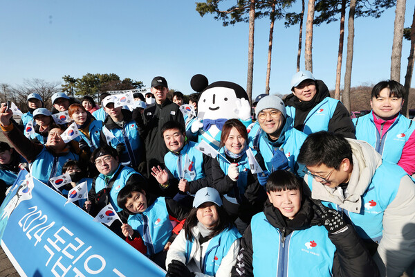 사진제공=대우건설 / 대우건설 임직원들과 가수 션이 31런 행사에 참가했다.