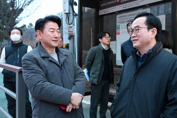 사진제공=의정부시 / 지난 5일 김동근 시장이 이편한세상 신곡포레스타뷰 아파트 정류소에서 한 시민과 교통 불편사항 등에 대해 이야기하고 있다.