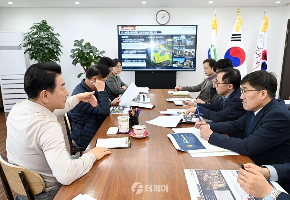 김동근 시장이 3월 8일 시장실에서 열린 ‘제3차 문화·교육정책 전략회의’에서 참석자들과 문화·교육도시 의정부 조성 전략을 모색하고 있다. / 사진제공=의정부시