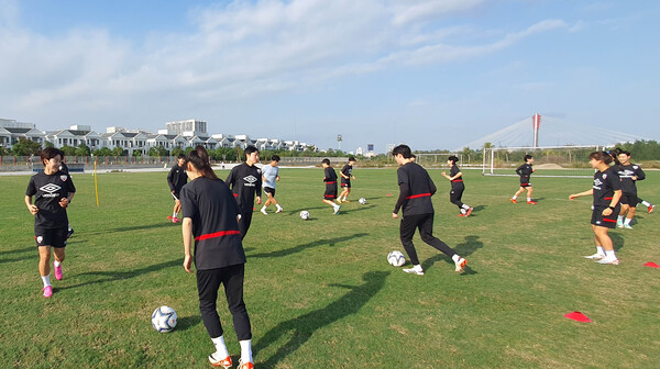 사진제공=현대제철 / 베트남 전지훈련에 참가한 인천 현대제철 레드엔젤스 선수들. 현대제철 원클럽맨(2011~) 임선주 선수, 2019 시즌부터 팀의 주장을 맡아온 김혜리 선수를 비롯해 이번 시즌 새로 합류한 추효주 선수 등이 패스 훈련을 하고 있다.