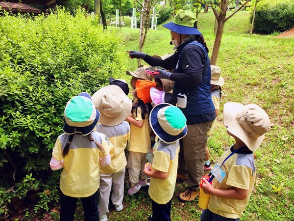 사진제공=의정부시 / 숲해설 프로그램을 듣고 있는 어린이들