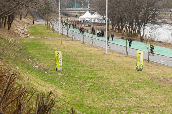 사진제공=의정부시 / '청보리 밟아보리 행사'가 진행됐던 중랑천 전경.