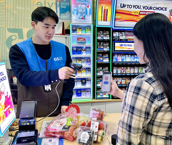 GS25에서 고객이 농식품바우처를 이용해 상품을 구입하고 있다. / 사진제공=GS리테일