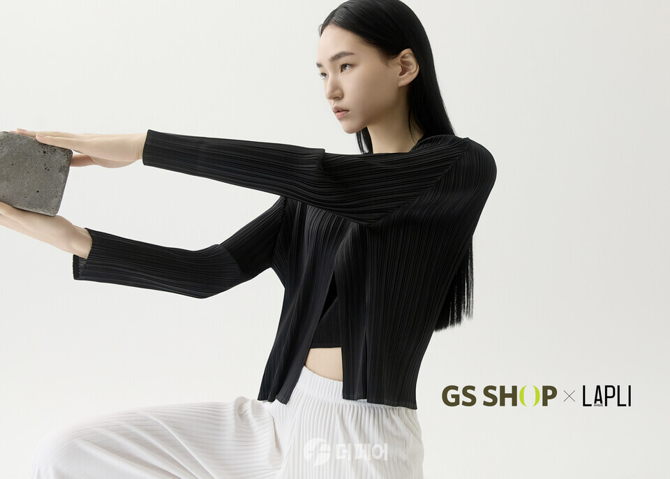 GS샵이 직접 협력사를 찾아가서 소싱한 단독 상품 라플리 플리츠 의류를 론칭한다 / 사진제공=GS샵