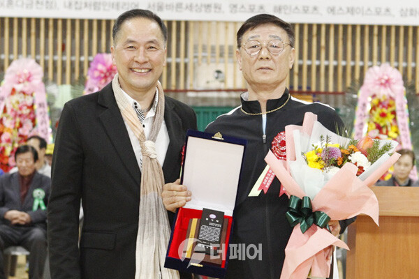 사진 취임하는 제4대 김대영 협회장(왼쪽)이 이임하는 제3대 김선엽 협회장에게 감사패 전달