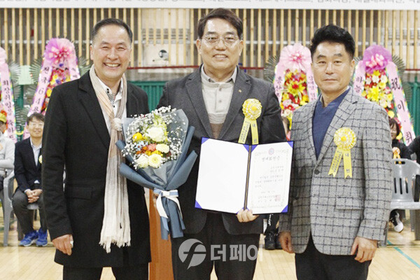 사진 제4대 김대영 금천구 배드민턴협회장(왼쪽)이 공경택 금천구 체육회장에게 명예 회원증을 전달했다.
