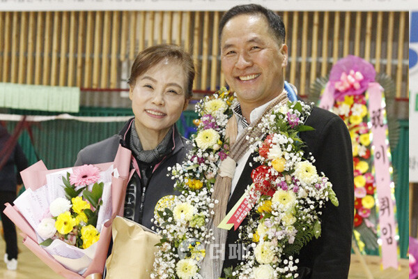 사진 취임한 김대영 금천구 배드민턴협회장이 축하를 받고 있다.