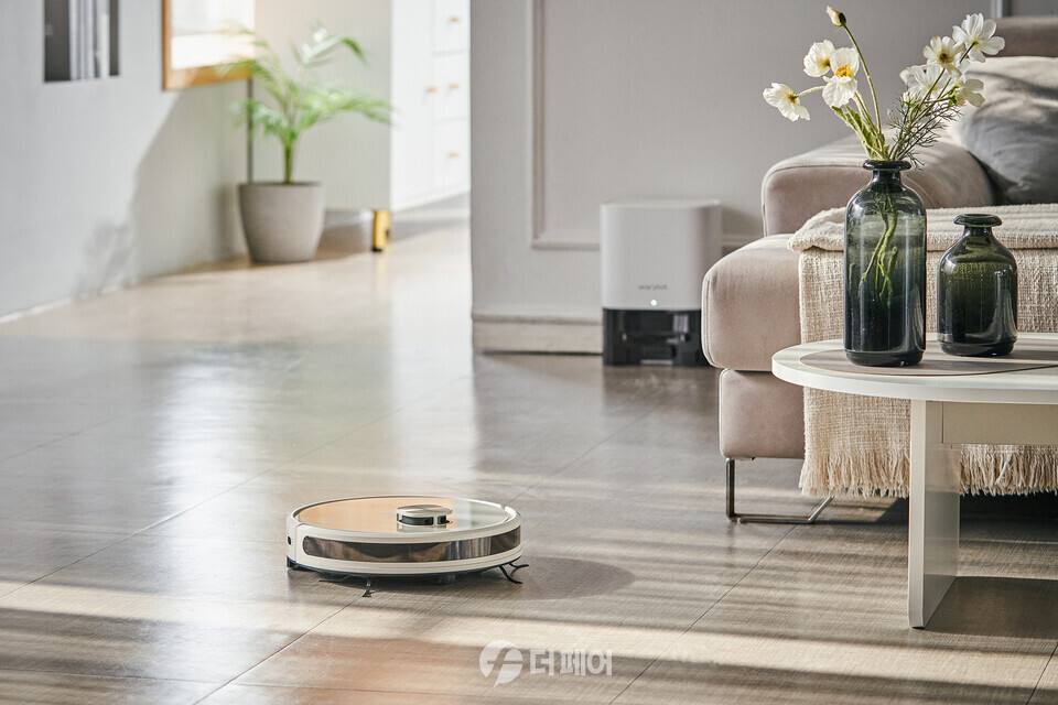 GS샵은 TV홈쇼핑에서 ‘에브리봇 3in1 Q3 PLUS 로봇청소기를 론칭한다 / 사진제공=GS샵