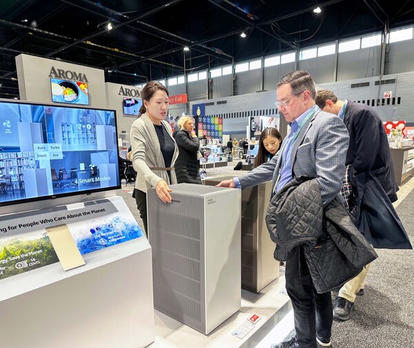 사진제공=코웨이 / 미국 가정용품 박람회 IHS 2024에서 코웨이 에어메가 프로엑스 제품을 살펴보는 참관객의 모습