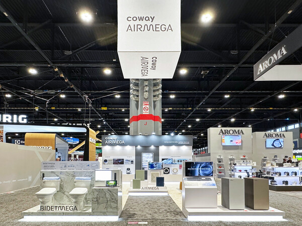 사진제공=코웨이 / IHS 2024에 소개된 코웨이 에어메가 제품들 