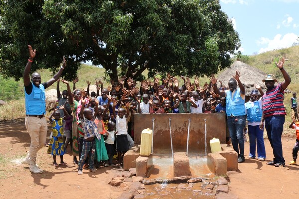 사진제공=이랜드재단 / 우간다 오야부에서 태양광 시스템을 설치 후 기념사진을 찍는 모습