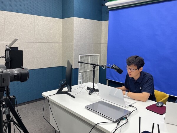 사진제공=롯데중앙연구소 / 교육을 진행 중인 롯데중앙연구소 연구원