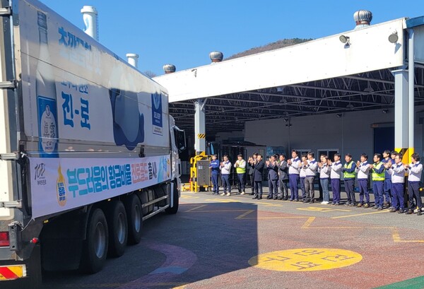 사진제공=하이트진로 / 21일 마산공장에서 진행된 진로골드 출고기념식