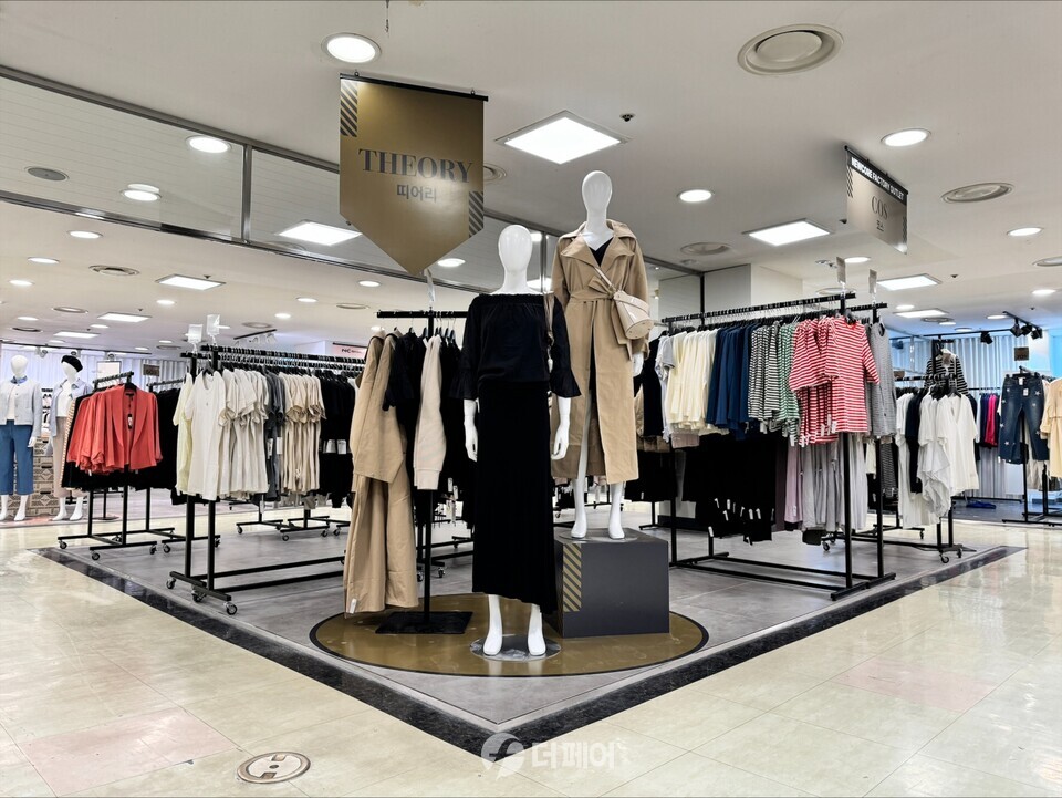 이랜드리테일 뉴코아팩토리아울렛 천호점 여성복 띠어리 병행수입 매장 / 사진제공=이랜드리테일