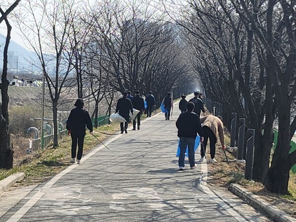 사진제공=충주시 / 하수처리장 주변 산책로 봄맞이 청결활동 현장 사진