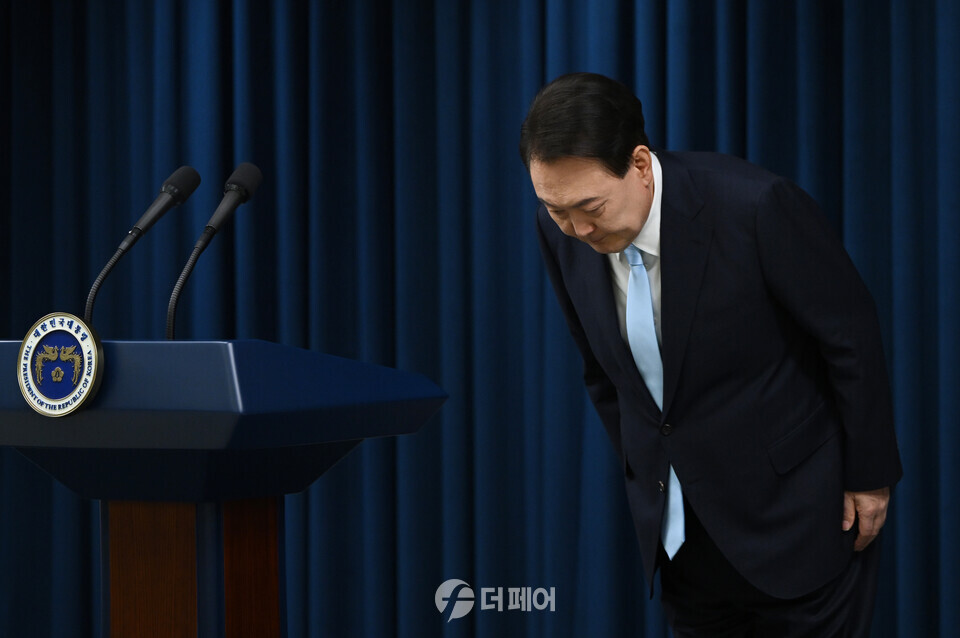 윤석열 대통령이 1일 서울 용산 대통령실 청사에서 의료개혁 관련 '국민께 드리는 말씀'을 위해 브리핑실에 입장, 인사하고 있다. / 사진제공=대통령실