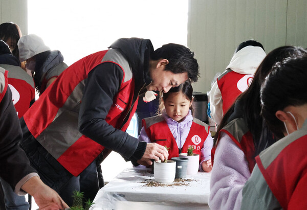 사진제공=롯데건설 / '샤롯데 봉사단'이 공기정화식물을 심고 있다.