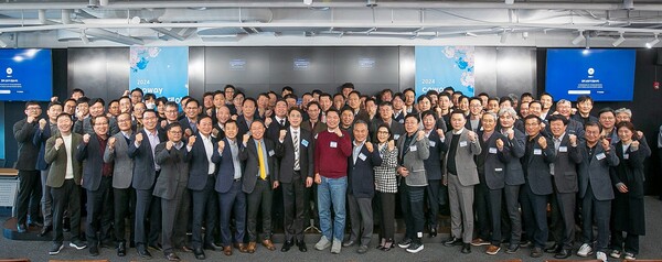 사진제공=코웨이 / 지난 1일 서울 구로구 지타워 본사에서 ‘2024년 동반성장데이’를 개최했다. 이날 행사에 참석한 김기배 코웨이 구매실장(첫째 줄 왼쪽 아홉 번째)과 파트너사 관계자들이 기념사진을 촬영하고 있는 모습.